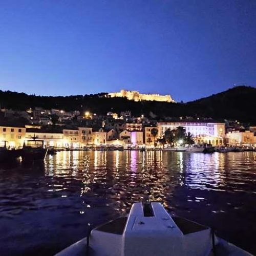 hvar night life boat trip trogir nakiros